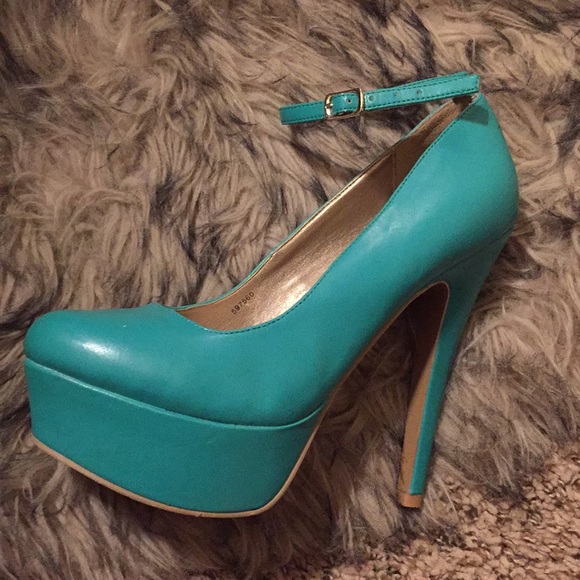 Heels - Picture 2 of 3